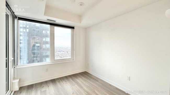 395 Square One Dr in Mississauga, ON - Building Photo - Building Photo