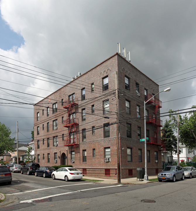 43-06 164th St in Flushing, NY - Building Photo