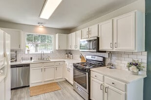 Room in House on Hungry Horse Dr in Manor, TX - Building Photo