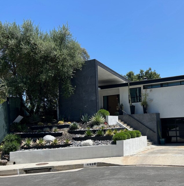 16806 Mooncrest Dr in Encino, CA - Building Photo