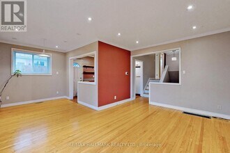16 Knowles Crescent in Aurora, ON - Building Photo - Building Photo