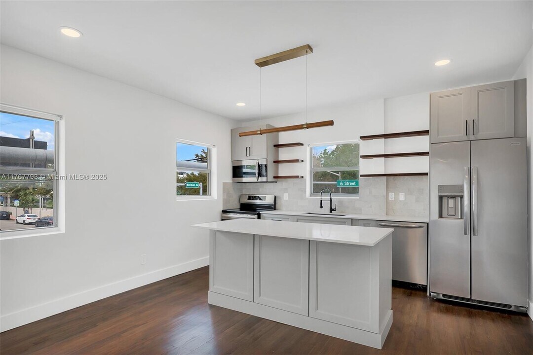557 Meridian Ave in Miami Beach, FL - Building Photo