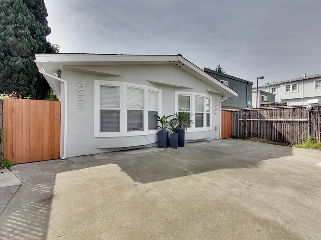 Duplex in Oakland, CA - Building Photo