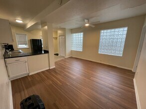 3951 Pearl Rd, Unit 1 in Medina, OH - Foto de edificio - Building Photo