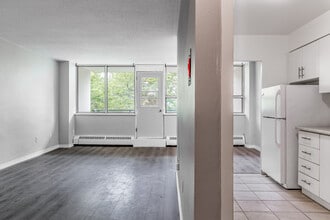 Park Heights Limited in Mississauga, ON - Building Photo - Interior Photo