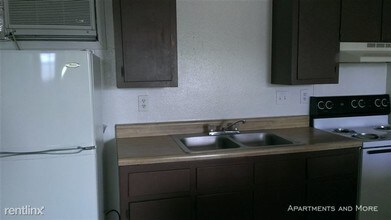 1706 N Interstate 35-Unit -Efficiency in San Marcos, TX - Building Photo - Building Photo