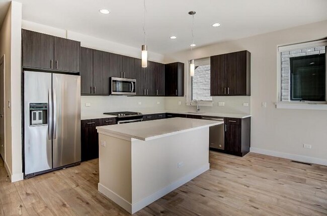 2518 W Addison St in Chicago, IL - Foto de edificio - Building Photo