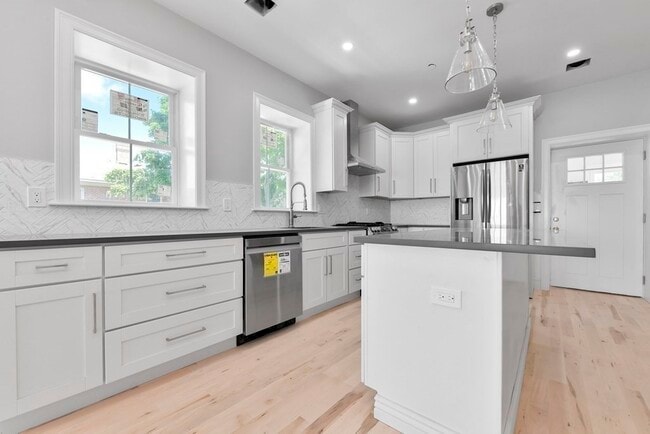 140 Bayswater St in Boston, MA - Building Photo - Building Photo