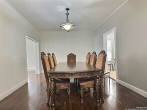 119 E Ridgewood Ct in San Antonio, TX - Foto de edificio - Building Photo