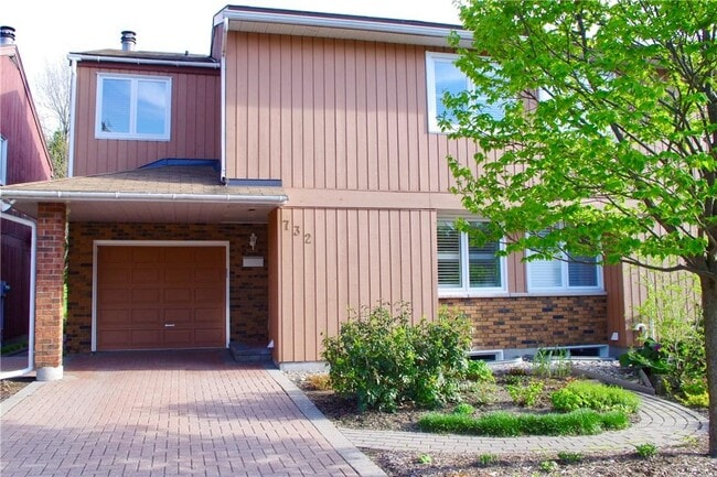 732 Mooney's Bay Pl in Ottawa, ON - Foto de edificio - Building Photo