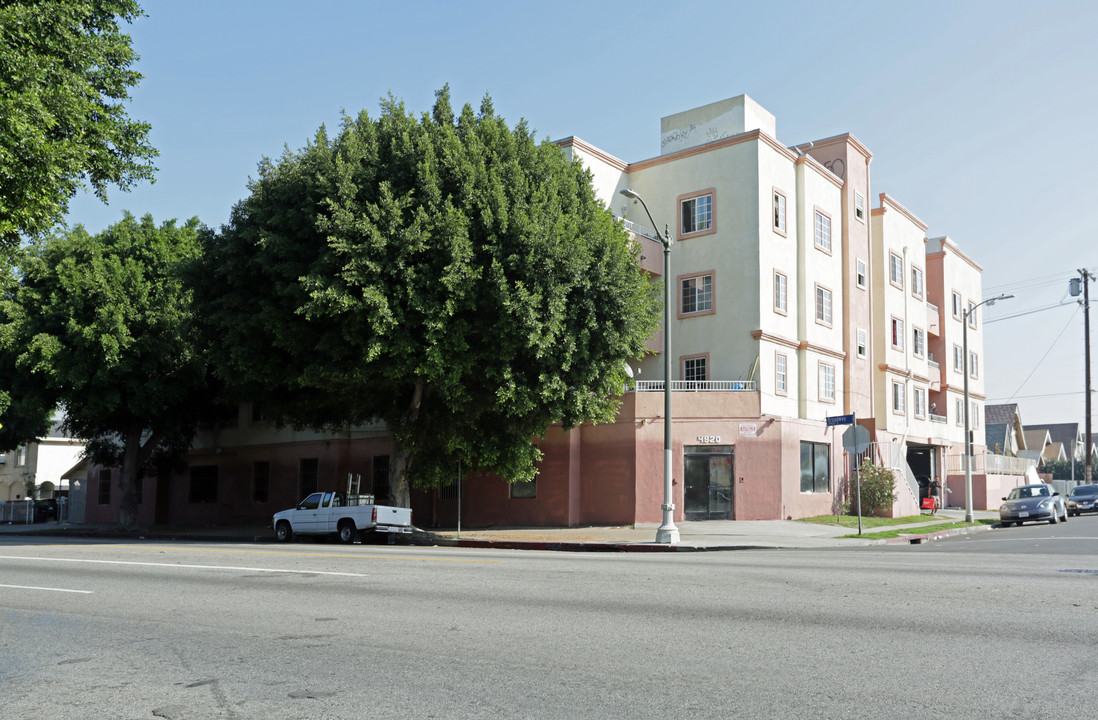 4920 S Broadway Rd in Los Angeles, CA - Foto de edificio