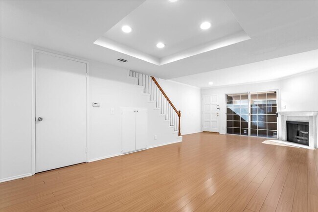 13947 Milbank St in Los Angeles, CA - Building Photo - Building Photo