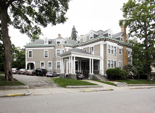 Merrill Hall in Worcester, MA - Foto de edificio - Building Photo