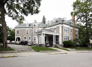 Merrill Hall in Worcester, MA - Foto de edificio - Building Photo