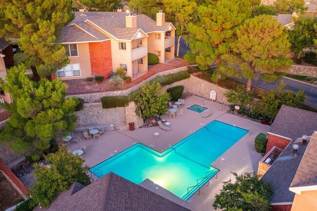 The Pointe in El Paso, TX - Building Photo - Building Photo