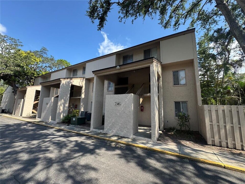 7505 Pitch Pine Cir in Tampa, FL - Building Photo