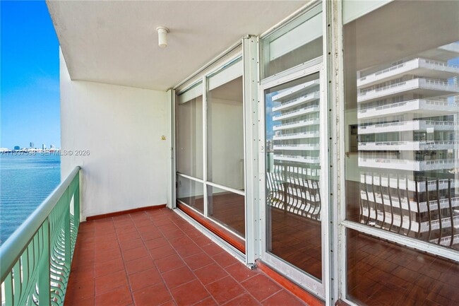 1408 Brickell Bay Dr in Miami, FL - Building Photo - Building Photo
