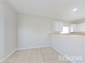 44105 Coral Dr in Lancaster, CA - Foto de edificio - Building Photo