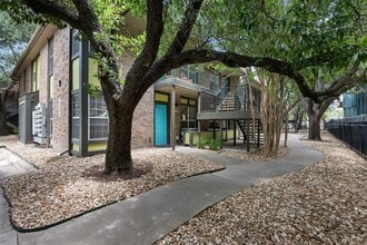 7685 Northcross Dr in Austin, TX - Building Photo - Building Photo