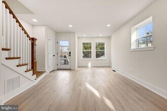 113 Clifford Ave in Alexandria, VA - Foto de edificio - Building Photo