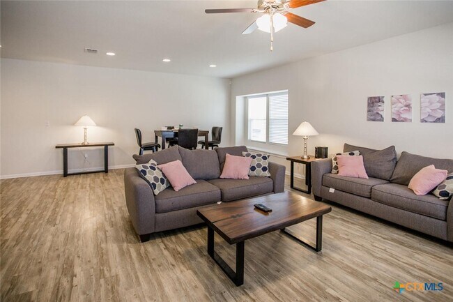 242 Mossycup Dr in San Marcos, TX - Building Photo - Building Photo