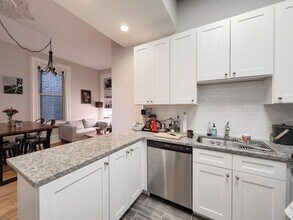 2136 N Clifton Ave, Unit 2 in Chicago, IL - Building Photo - Building Photo