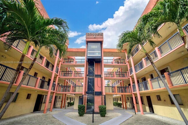5300 W 21st Ct, Unit 312 in Hialeah, FL - Foto de edificio - Building Photo