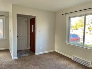 1003 W 12 Mile Rd in Royal Oak, MI - Building Photo - Building Photo
