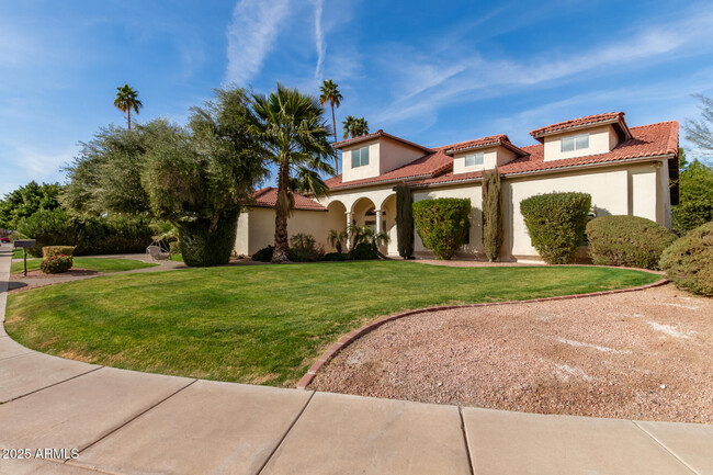 622 W Linger Ln in Phoenix, AZ - Foto de edificio - Building Photo