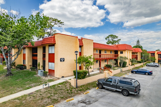 Oak Shadows Condominiums in Orlando, FL - Foto de edificio - Building Photo