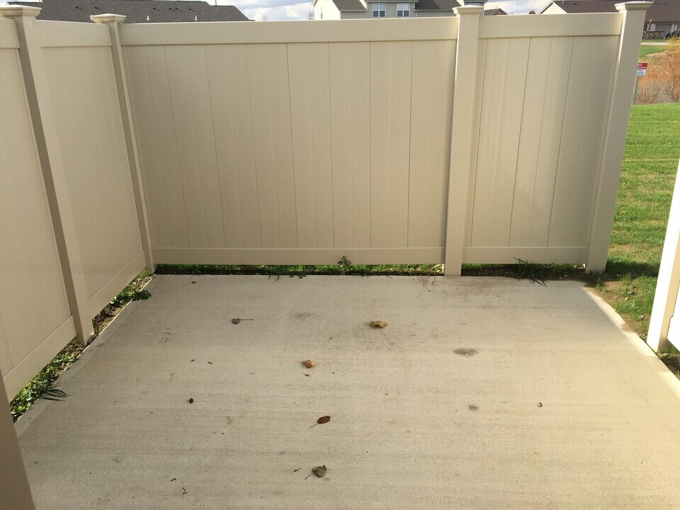 2206 Shamrock Ln in Troy, OH - Building Photo