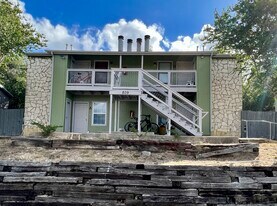 809 Bracewood Cir, Unit C in San Marcos, TX - Building Photo