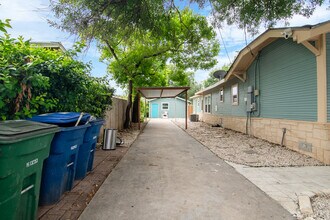 560 W Highland Blvd in San Antonio, TX - Building Photo - Building Photo