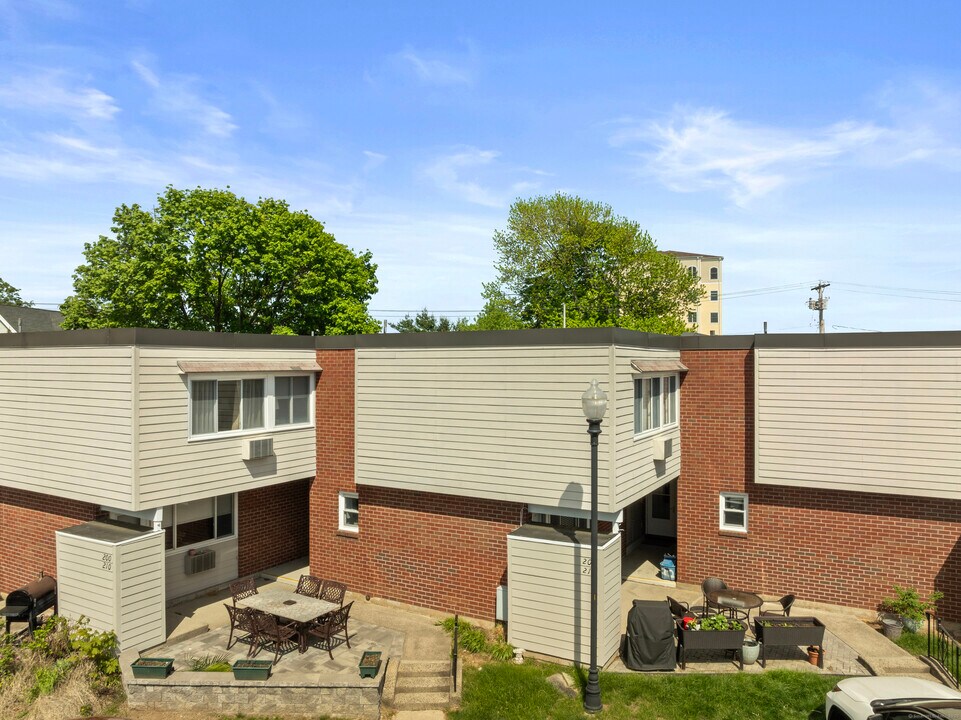 211 W Walk in West Haven, CT - Building Photo