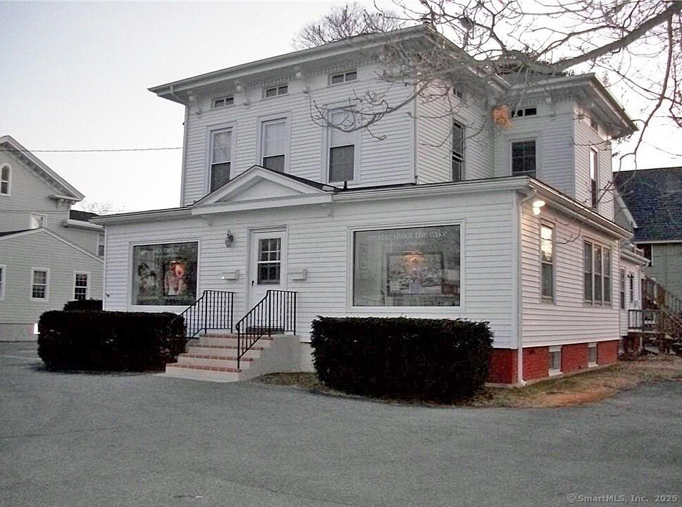 31 Broadway Ave in Stonington, CT - Building Photo