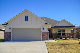 572 Hackberry Ln in Goldsby, OK - Building Photo