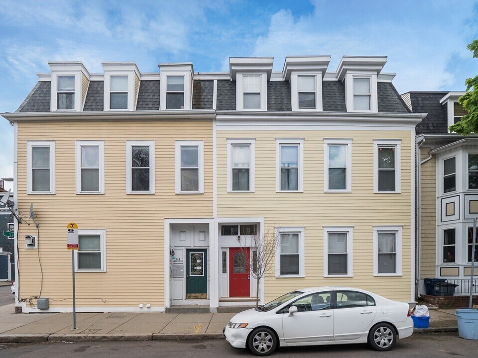 546 E 8th St, Unit 1 in Boston, MA - Foto de edificio