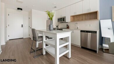 1215 N Fayette St, Unit 219 in Alexandria, VA - Building Photo - Building Photo