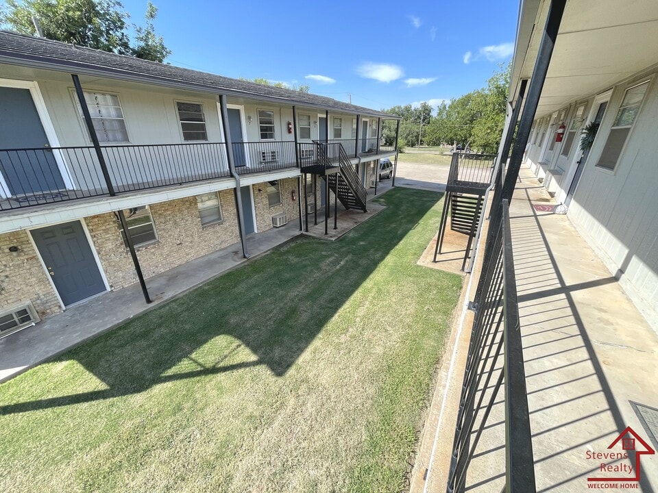 1502 NW Kingsbury Ave in Lawton, OK - Building Photo