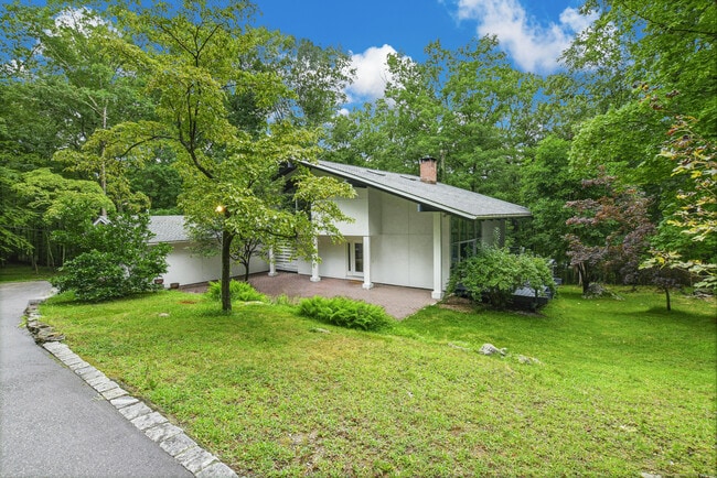 70 Birch Hill Rd in Weston, CT - Building Photo - Building Photo