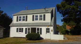 102 Loch Lane Dr, Unit Apt 2 in Louisa, VA - Building Photo