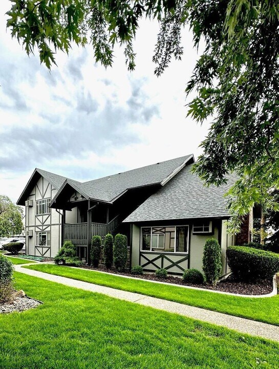 102 E Weile Ave in Spokane, WA - Building Photo