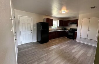 602 W Avenue B in Copperas Cove, TX - Foto de edificio - Building Photo
