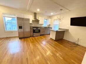 128 Hillside St, Unit 3 in Boston, MA - Building Photo - Building Photo