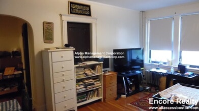 349 Pleasant St in Malden, MA - Foto de edificio - Building Photo