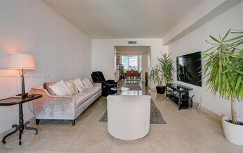300 S Pointe Dr, Unit 1105 in Miami Beach, FL - Foto de edificio - Building Photo