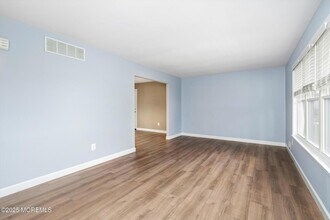 29 Anita Dr in Jackson Township, NJ - Foto de edificio - Building Photo