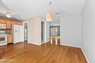8 Ambrose Ct in Holmdel, NJ - Foto de edificio - Building Photo