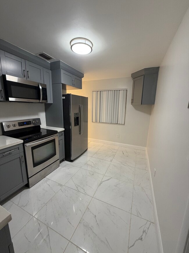 815 SW 5th Ct in Hallandale Beach, FL - Foto de edificio - Building Photo