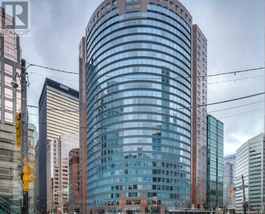 33 University Ave in Toronto, ON - Building Photo